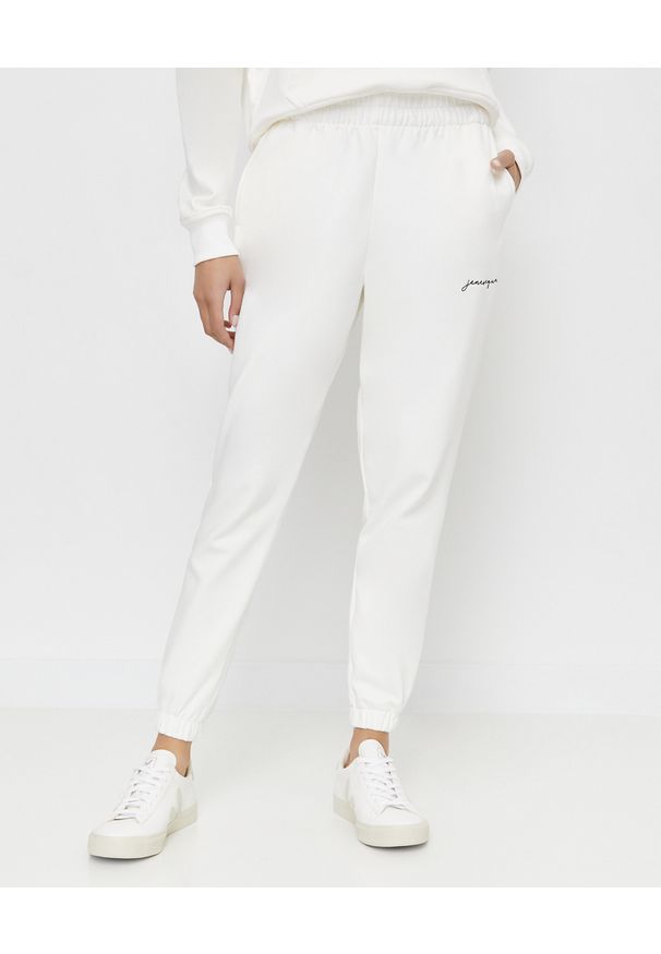 JENESEQUA - Białe spodnie dresowe. Kolor: biały. Materiał: dresówka. Wzór: aplikacja