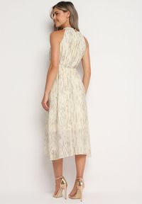 Born2be - Jasnobeżowa Koktajlowa Sukienka z Dekoltem Typu Halter z Broszką w Kształcie Kwiatu Vikiida. Typ kołnierza: dekolt halter. Kolor: beżowy. Długość rękawa: bez rękawów. Wzór: kwiaty. Styl: wizytowy #7