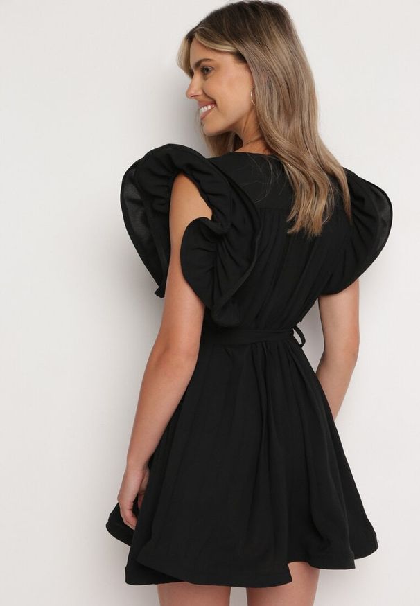 Born2be - Czarna Plisowana Sukienka z Materiałowym Paskiem w Talii i Ozdobnymi Falbankami Christi. Typ kołnierza: kołnierz z falbankami. Kolor: czarny. Materiał: materiał. Typ sukienki: rozkloszowane
