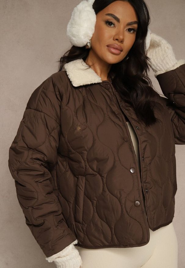 Renee - Brązowa Pikowana Kurtka o Koszulowym Kroju z Futrzanym Kołnierzem Selme. Okazja: na co dzień. Kolor: brązowy. Materiał: futro. Styl: casual, elegancki
