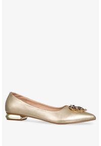 Casu - Złote baleriny z kryształkami na niskim obcasie damskie ze skórzaną wkładką casu er23wx1-g. Okazja: na imprezę, na spotkanie biznesowe, na co dzień. Kolor: złoty. Materiał: skóra ekologiczna. Wzór: aplikacja. Obcas: na obcasie. Styl: biznesowy, casual. Wysokość obcasa: niski #1
