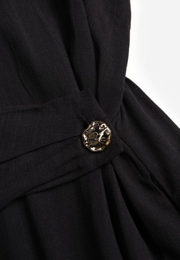 Renee - Czarna Koszulowa Sukienka z Wiskozy z Asymetrycznym Drapowaniem i Guzikiem Hetasa. Okazja: na co dzień. Kolor: czarny. Materiał: wiskoza. Długość rękawa: długi rękaw. Typ sukienki: koszulowe, asymetryczne. Styl: casual, elegancki