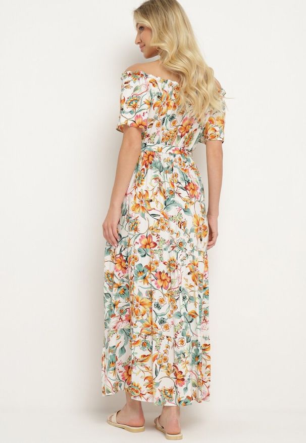 Born2be - Biało-Pomarańczowa Sukienka z Hiszpańskim Dekoltem z Wiązanym Paskiem w Kwiaty z Bawełny Rissanique. Okazja: na co dzień. Kolor: biały. Materiał: bawełna. Wzór: kwiaty. Sezon: lato. Typ sukienki: rozkloszowane. Styl: elegancki, casual