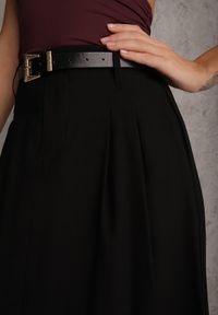 Renee - Czarna Rozkloszowana Spódnica z Wiskozy Zdobiona Rozcięciem i Paskiem Urilia. Okazja: na co dzień, na randkę. Kolor: czarny. Materiał: wiskoza. Wzór: aplikacja. Styl: casual, elegancki #5