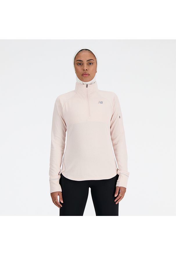 Bluza damska New Balance WT23252QPH – różowa. Kolor: różowy. Materiał: skóra, materiał, dresówka, tkanina, poliester. Długość: długie. Sezon: zima. Sport: fitness