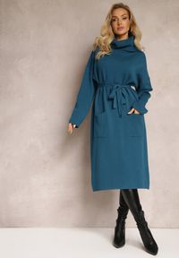 Renee - Granatowa Sweterkowa Sukienka z Materiałowym Paskiem i Wywijanym Golfem Raileanu. Typ kołnierza: golf. Kolor: niebieski. Materiał: materiał. Sezon: jesień, zima #5