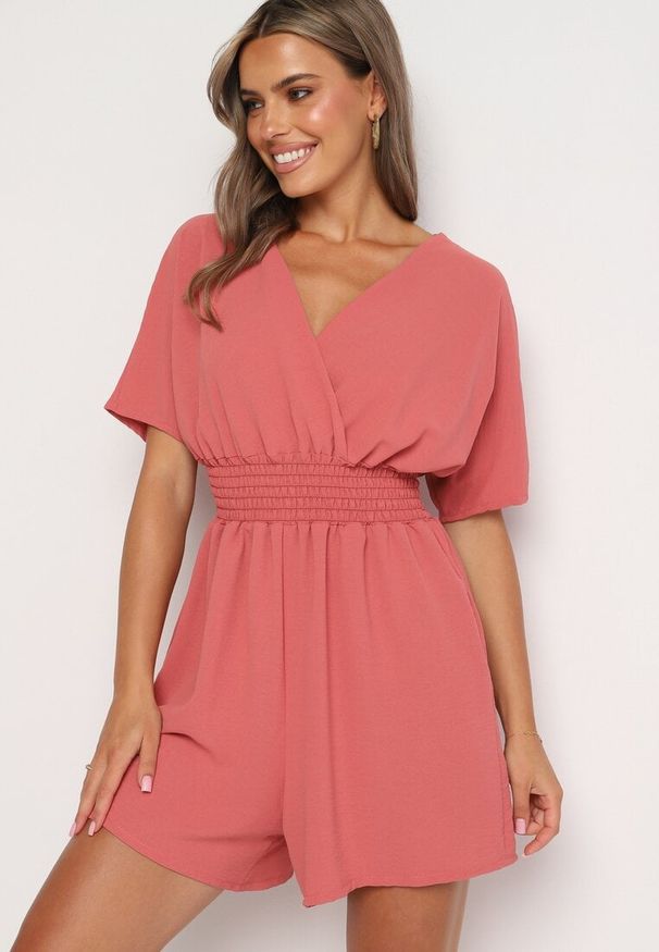 Born2be - Różowy Kombinezon z Zakładkowym Dekoltem i Gumką w Talii Belandrea. Okazja: na co dzień. Kolor: różowy. Materiał: jeans. Długość rękawa: krótki rękaw. Długość: krótkie. Sezon: lato. Styl: casual, elegancki, sportowy