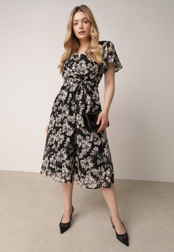 Born2be - Czarna Kopertowa Sukienka w Kwiaty z Wiązanym Paskiem i Brokatem Hilingea. Okazja: na imprezę, do pracy, na co dzień. Kolor: czarny. Wzór: kwiaty. Typ sukienki: kopertowe. Styl: casual, elegancki. Długość: midi
