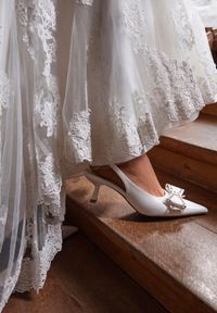 Renee - Białe Czółenka Sandały Vices na Kaczuszce Slingback z Kokardą i Nitami Fennadia. Okazja: na spacer, na co dzień, na ślub cywilny, na wesele. Zapięcie: sprzączka. Kolor: biały. Materiał: jeans. Obcas: na szpilce. Styl: casual, elegancki, klasyczny. Wysokość obcasa: średni #3