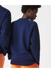 Lacoste - LACOSTE - Granatowa bluza z metalowym logo Unisex Fit. Kolor: niebieski. Materiał: bawełna, prążkowany, polar. Długość rękawa: raglanowy rękaw. Wzór: aplikacja #5