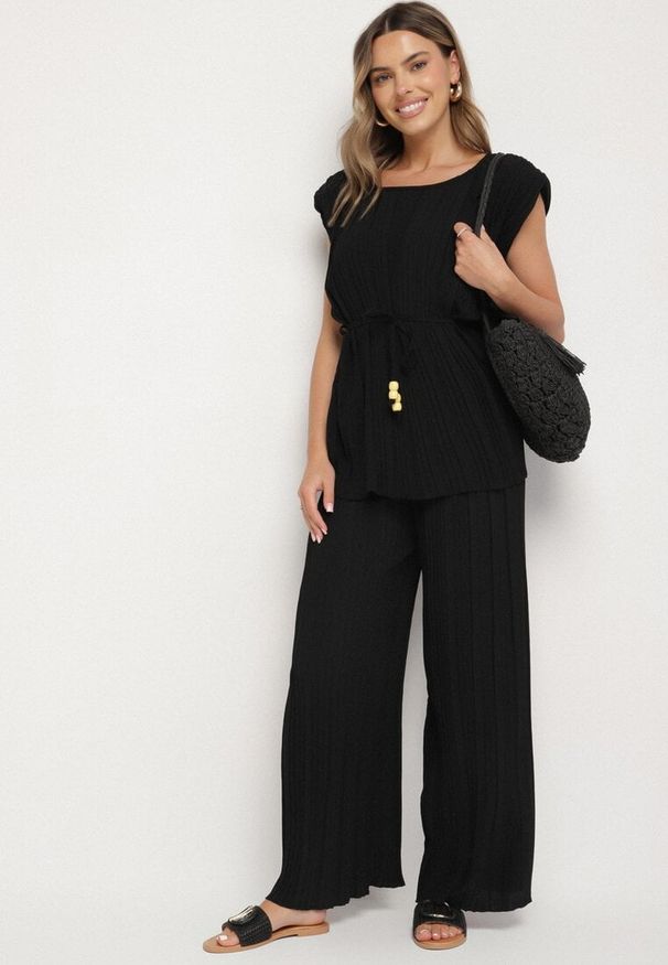 Born2be - Czarny Komplet Bluzka z Wiązanym Paskiem i Szerokie Spodnie Dolarea. Kolor: czarny. Wzór: aplikacja