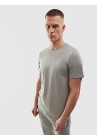 4f - T-shirt regular z bawełny organicznej z nadrukiem męski - szary. Okazja: na co dzień. Kolor: szary. Materiał: bawełna. Długość rękawa: krótki rękaw. Długość: krótkie. Wzór: nadruk. Styl: casual, sportowy, klasyczny