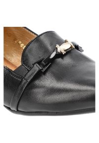 Czarne Czółenka Maciejka Damskie Eleganckie Obuwie. Okazja: na spotkanie biznesowe. Zapięcie: bez zapięcia. Kolor: czarny. Materiał: skóra. Szerokość cholewki: normalna. Styl: elegancki #4