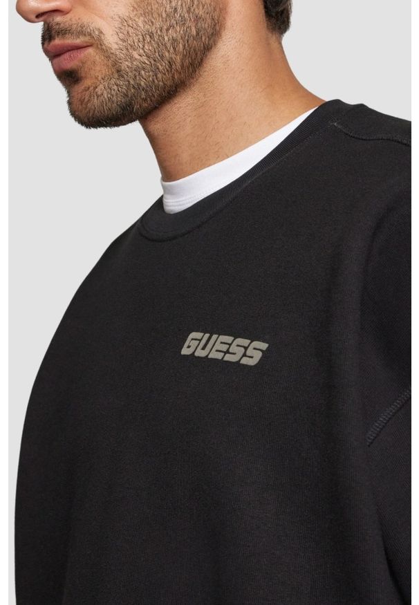 Guess - GUESS Czarna bluza męska Emis Cn. Kolor: czarny. Materiał: bawełna, poliester, materiał. Długość rękawa: długi rękaw. Długość: długie. Styl: klasyczny