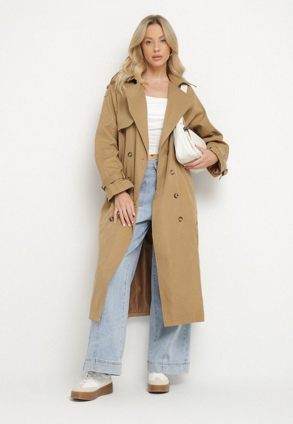 Born2be - Jasnobrązowy Długi Płaszcz Trencz Dwurzędowy z Paskiem w Talii Cadenite. Typ kołnierza: kolnierz wykładany. Kolor: brązowy. Długość: długie