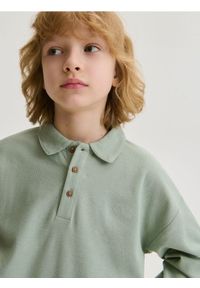 Reserved - Longsleeve polo oversize - jasnozielony. Typ kołnierza: polo. Kolor: zielony. Materiał: dzianina, bawełna. Długość rękawa: długi rękaw