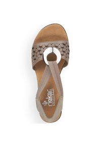 Skórzane sandały damskie na obcasie z gumką beżowe Rieker 64677-64 beżowy. Kolor: beżowy. Materiał: skóra. Obcas: na obcasie. Wysokość obcasa: średni