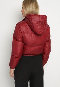Born2be - Bordowa Kurtka Pikowana o Krótkim Fasonie z Kapturem Tinthella. Okazja: na spacer, na co dzień. Typ kołnierza: kaptur. Kolor: czerwony. Materiał: jeans. Długość: krótkie. Wzór: aplikacja. Styl: elegancki, casual #5