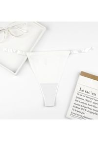 Intica - Stringi z przezroczystymi paskami i eleganckim detalem Iva. Kolor: biały. Materiał: materiał. Wzór: paski