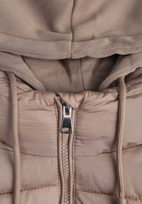 Renee - Jasnobeżowa Kurtka Pikowana Wykończona Kapturem Aviatoria. Okazja: do pracy. Kolor: beżowy. Materiał: dzianina, jeans #6