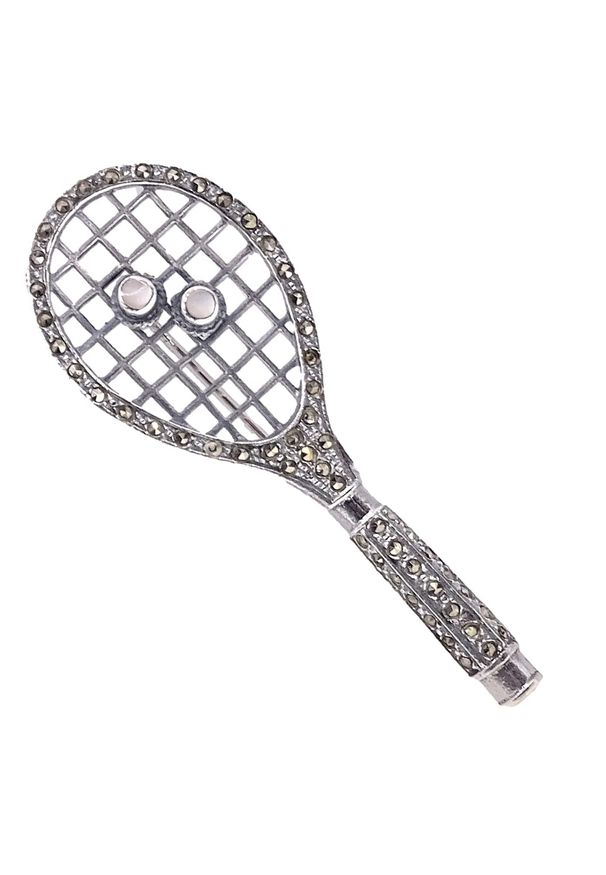 Inaya - STEFFI Srebrna broszka rakieta tenisowa markazyty. Materiał: srebrne. Kolor: srebrny. Wzór: aplikacja. Kamień szlachetny: markazyt