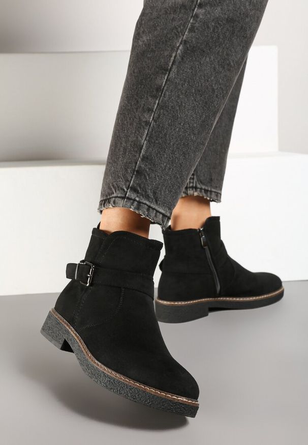 Born2be - Czarne Płaskie Botki Ozdobione Paskiem z Klamrą Fioritina. Okazja: na co dzień. Zapięcie: klamry. Kolor: czarny. Materiał: jeans, materiał. Wzór: aplikacja. Obcas: na obcasie. Styl: klasyczny, casual