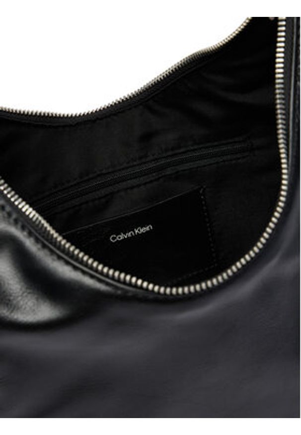 Calvin Klein Torebka Buckle Convertible Small Hobo LV04F3512G Czarny. Kolor: czarny. Materiał: skórzane
