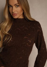 Renee - Brązowa Bluzka z Koronki ze Stójką i Falbankami przy Rękawach Nemira. Typ kołnierza: kołnierz z falbankami, kołnierzyk stójkowy. Kolor: brązowy. Materiał: koronka. Wzór: koronka #5