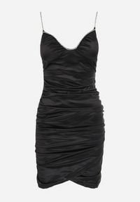 Born2be - Czarna Satynowa Sukienka Mini z Marszczeniem Sero. Kolor: czarny. Materiał: satyna. Długość rękawa: na ramiączkach. Typ sukienki: asymetryczne. Długość: mini #4