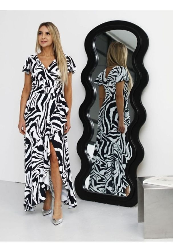 Sukienka Model Soe Zebra - Jersa. Typ kołnierza: dekolt w kształcie V. Materiał: tkanina, elastan. Wzór: motyw zwierzęcy. Styl: elegancki