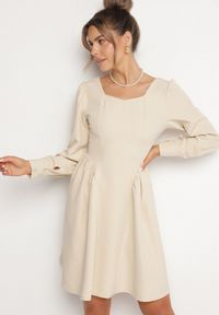 Born2be - Beżowa Rozkloszowana Sukienka z Kwadratowym Dekoltem Katilora. Typ kołnierza: dekolt kwadratowy. Kolor: beżowy. Długość rękawa: długi rękaw. Styl: klasyczny #6