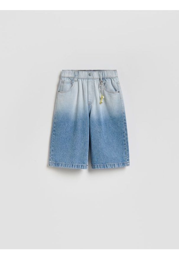 Reserved - Jeansowe szorty z brelokiem - niebieski. Kolor: niebieski. Materiał: jeans