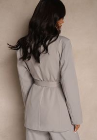 Renee - Szara Marynarka Oversize z Usztywnioną Linią Ramion i Paskiem Diolisa. Okazja: na spotkanie biznesowe, na co dzień. Kolor: szary. Materiał: jeans. Styl: biznesowy, elegancki, casual