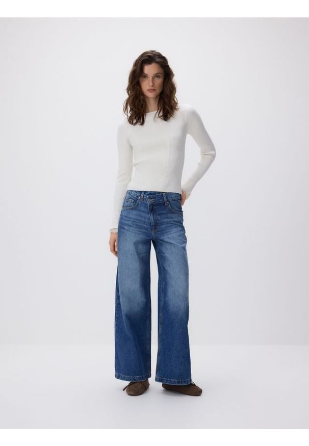 Reserved - Bluzka z ozdobną wstawką - kremowy. Kolor: kremowy. Materiał: dzianina, wiskoza