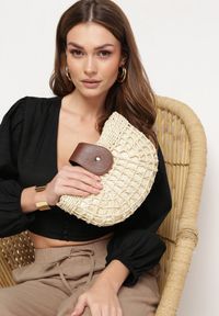 Born2be - Jasnobeżowa Torebka z Szerokiej Plecionki na Ramię Zapinana na Zatrzask i Suwak Sadhara. Kolor: beżowy. Styl: casual, elegancki. Rodzaj torebki: na ramię