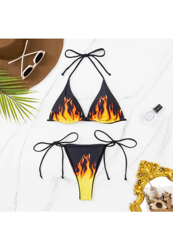 Intica - Bikini wiązane z nadrukiem ognia na plażę Jessy. Kolor: wielokolorowy. Materiał: materiał. Wzór: nadruk