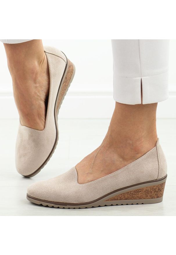POTOCKI - Beżowe zamszowe półbuty damskie na koturnie Potocki 12276. Okazja: na spotkanie biznesowe, na imprezę. Nosek buta: okrągły. Zapięcie: bez zapięcia. Kolor: beżowy. Szerokość cholewki: normalna. Materiał: zamsz. Sezon: wiosna, lato. Obcas: na koturnie. Styl: biznesowy, klasyczny, elegancki