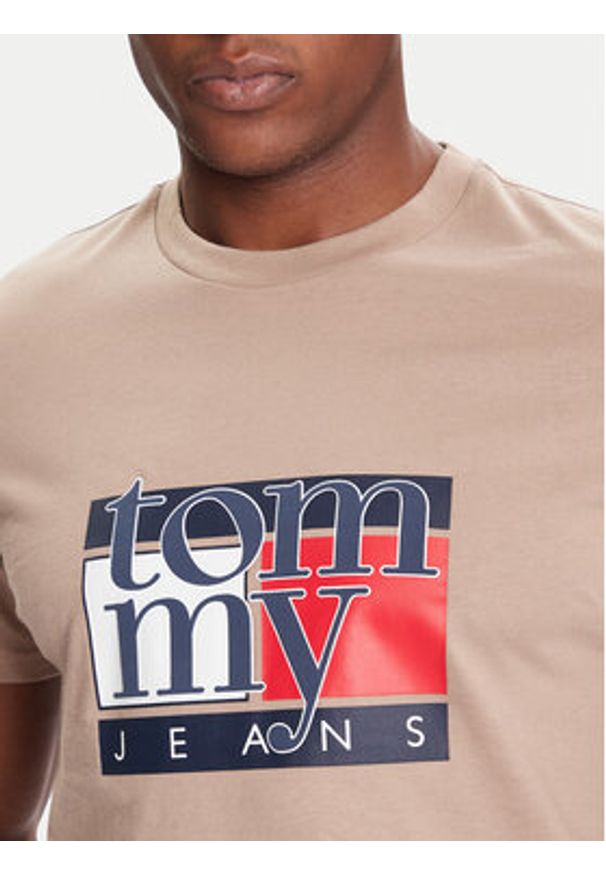 Tommy Jeans T-Shirt DM0DM21977 Beżowy Regular Fit. Kolor: beżowy. Materiał: bawełna