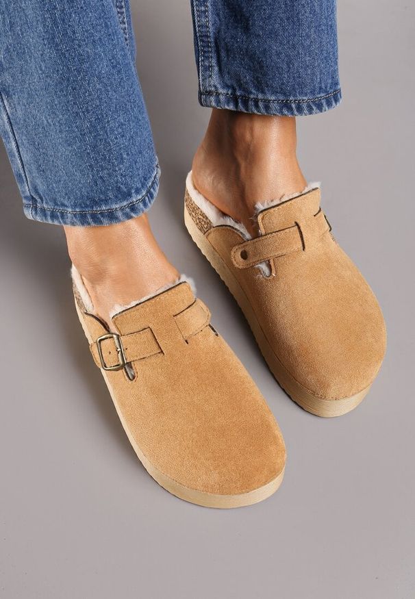 Born2be - Brązowe Klapki na Grubej Podeszwie z Futerkiem i Klamrą Sinilith. Okazja: na co dzień. Kolor: brązowy. Materiał: futro. Styl: elegancki, casual