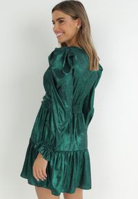 Born2be - Zielona Sukienka Metaliczna z Bufiastym Rękawem Havo. Kolor: zielony. Materiał: tkanina. Sezon: zima