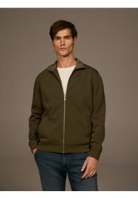 Reserved - Gładka bluza ze stójką - oliwkowy. Typ kołnierza: kołnierzyk stójkowy. Kolor: oliwkowy. Materiał: dzianina, bawełna. Wzór: gładki #1