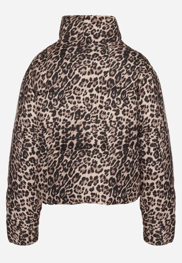 Born2be - Brązowa Krótka Pikowana Kurtka w Panterkę Wykończona Ściągaczami Ivinia. Okazja: na spacer. Kolor: brązowy. Materiał: jeans. Długość rękawa: długi rękaw. Długość: krótkie. Wzór: motyw zwierzęcy. Styl: elegancki