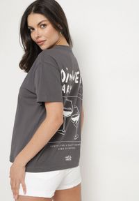 Born2be - Ciemnoszary Bawełniany T-shirt z Ozdobnym Nadrukiem Addlessa. Okazja: na co dzień. Kolor: szary. Materiał: bawełna. Wzór: nadruk. Styl: klasyczny, casual