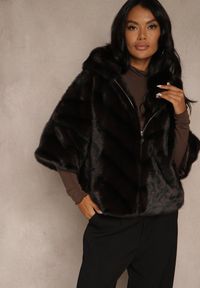 Renee - Czarna Kurtka Futrzana o Kroju Oversize z Kapturem i Rękawami 3/4 Titene. Okazja: na co dzień. Typ kołnierza: kaptur. Kolor: czarny. Materiał: futro. Sezon: zima. Styl: casual, elegancki, klasyczny #1