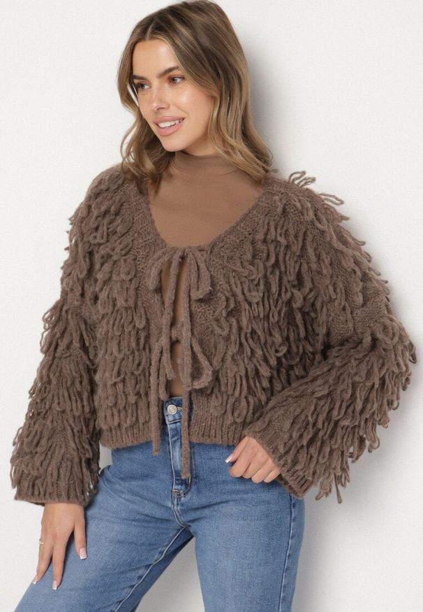 Born2be - Jasnobrązowy Wiązany Kardigan z Dodatkiem Wełny i Wiskozy Zdobiony Frędzlami Tiravea. Okazja: na co dzień. Typ kołnierza: dekolt w serek. Kolor: brązowy. Materiał: wełna, wiskoza. Długość rękawa: długi rękaw. Długość: długie. Wzór: aplikacja. Styl: casual, elegancki