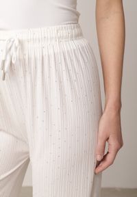 Born2be - Białe Szerokie Spodnie z Bawełną Zdobione Cyrkoniami Azilene. Okazja: na co dzień. Stan: podwyższony. Kolor: biały. Materiał: bawełna. Wzór: aplikacja. Styl: casual, klasyczny #8