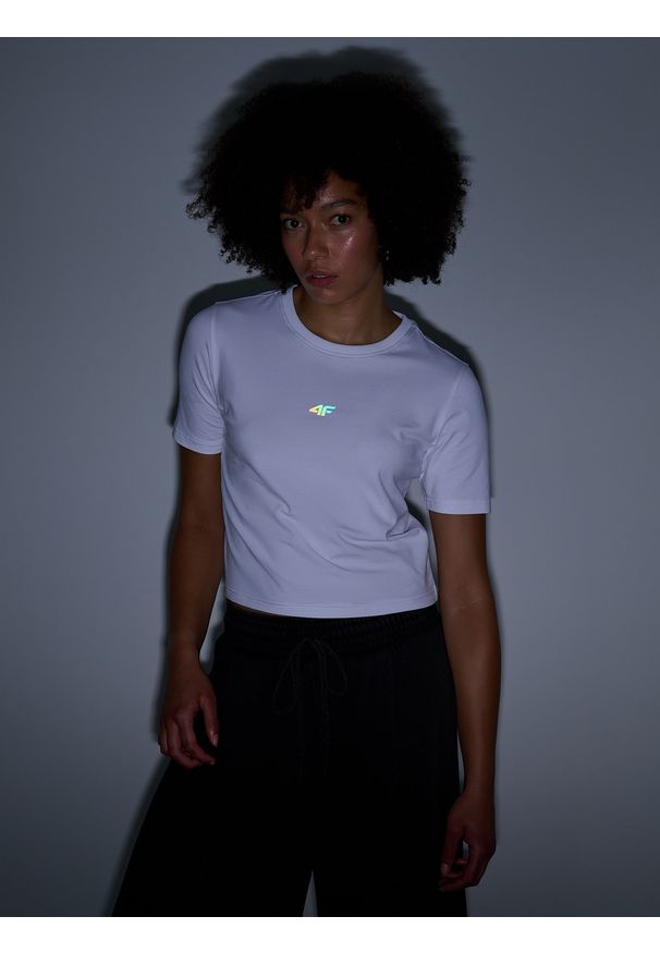 4f - 4F T-shirt slim cropped damski - biały M. Okazja: na co dzień. Kolor: biały. Materiał: elastan, bawełna, materiał, dzianina, jersey. Wzór: ze splotem, gładki, jednolity. Styl: casual, sportowy
