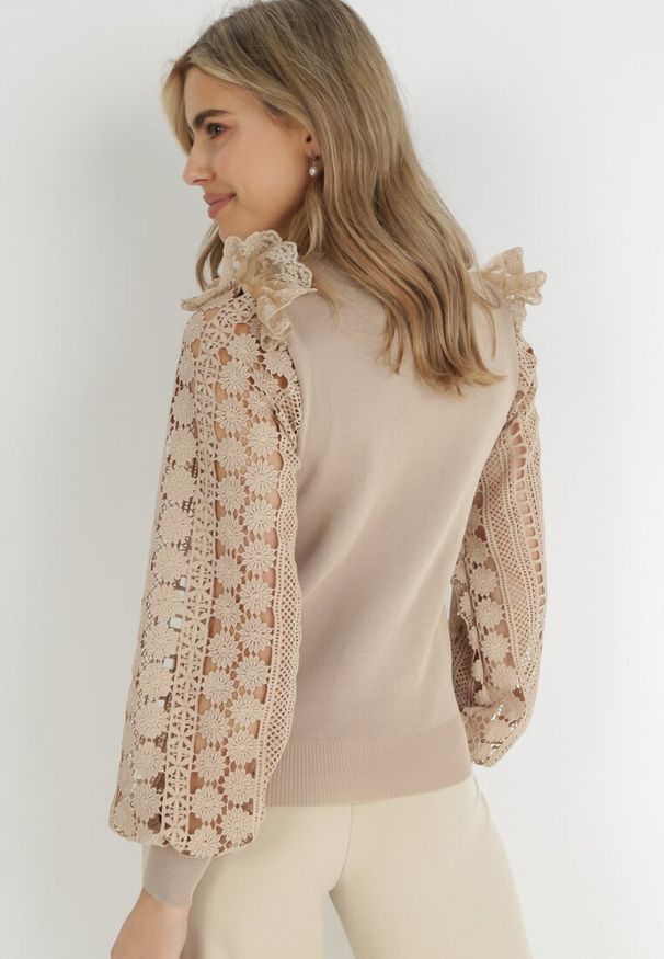 Born2be - Beżowy Sweter Elastyczny z Ażurowymi Rękawami Maonra. Kolor: beżowy. Materiał: tiul, dzianina, koronka. Wzór: ażurowy