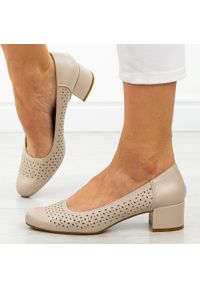 Cieliste ażurowe czółenka damskie na obcasie Sergio Leone Pb293. Okazja: na co dzień. Nosek buta: okrągły. Szerokość cholewki: normalna. Wzór: ażurowy. Materiał: skóra. Sezon: wiosna, lato. Obcas: na obcasie. Styl: elegancki, casual, klasyczny. Wysokość obcasa: niski #1