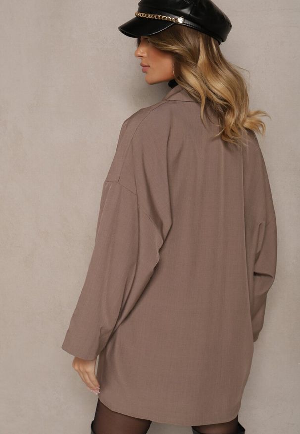 Renee - Ciemnobeżowa Oversizowa Marynarka z Klapami i Dwurzędowym Zapięciem Sinthelis. Okazja: na co dzień, na spotkanie biznesowe. Kolor: beżowy. Wzór: aplikacja. Styl: casual, biznesowy, elegancki